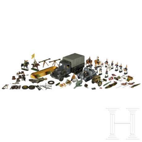 Konvolut Duscha mit Persönlichkeitsfiguren, preußischer Garde, Blechteilen, Hasbro LKW sowie Ersatzteilen für Militärspielzeug - фото 1