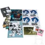 Leni Riefenstahl - vier Plakate (mit "Tiefland"), acht Portraitkarten und Pressefotos, ca. 50 Postkarten "Schiffswrack", zwei Bücher und eine Filmkiste - фото 1