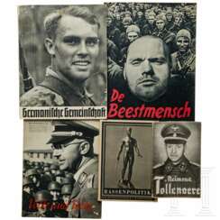 Fünf SS-Broschüren in Deutsch, Niederländisch und Flämisch ("Germanische Gemeinschaft", "Rassenpolitik", "Volk und Wehr", "De Bestmensch" und "Reimond Tollenaere")