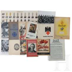 Umfangreiche Gruppe an Dokumenten und Broschüren, u.a. über die Waffen-SS