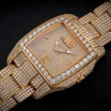 CHOPARD, TWO O TEN Ref. 107468, A SPECTACULAR DIAMOND-PAVED GOLD WRISTWATCH WITH DIAMOND-PAVED GOLD BRACELET - Foto 1