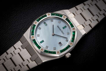 AUDEMARS PIGUET, ROYAL OAK REF. 56602BC, A GOLD WRISTWATCH WITH EMERALD-SET BEZEL AND MOTHER-OF-PEARL DIAL