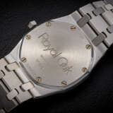 AUDEMARS PIGUET, ROYAL OAK REF. 56602BC, A GOLD WRISTWATCH WITH EMERALD-SET BEZEL AND MOTHER-OF-PEARL DIAL - Foto 2