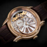 AUDEMARS PIGUET, MILLENARY REF. 77247OR, A GOLD AND DIAMOND-SET WRISTWATCH WITH OFF-CENTRE MOTHER-OF-PEARL DIAL - Foto 1