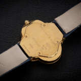 VAN CLEEF & ARPELS ALHAMBRA SMALL, AN ATTRACTIVE GOLD AND DIAMOND-SET WRISTWATCH WITH MOTHER-OF-PEARL DIAL - Foto 2