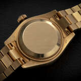 ROLEX, DATEJUST REF.179178, A GOLD AUTOMATIC WRISTWATCH WITH MOTHER-OF-PEARL DIAL - Foto 2