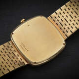 PIAGET, REF. 12773 A 1 8, A RARE SLIM GOLD AUTOMATIC WRISTWATCH WITH CORAL AND DIAMOND-SET DIAL - Foto 2