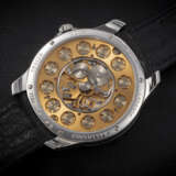 LUDOVIC BALLOUARD, A RARE PLATINUM WRISTWATCH WITH “UPSIDE DOWN” JUMPING HOURS AND EASTERN ARABIC DIAL - Foto 2