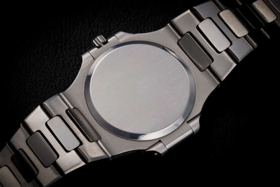 PATEK PHILIPPE, NAUTILUS REF. 3700A, AN ICONIC AND ATTRACTIVE STEEL WRISTWATCH - photo 3