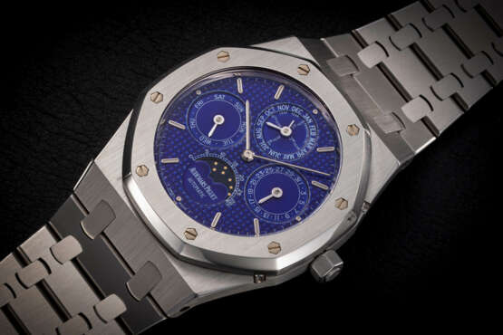 AUDEMARS PIGUET, ROYAL OAK PERPETUAL CALENDER REF. 25820ST ‘YVES KLEIN’, AN EXTREMELY RARE STEEL AUTOMATIC WRISTWATCH - Foto 1