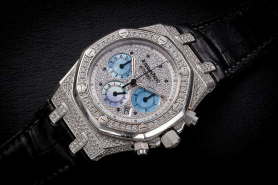 AUDEMARS PIGUET, ROYAL OAK REF. 26068BC, AN ATTRACTIVE GOLD AND DIAMOND-PAVED AUTOMATIC CHRONOGRAPH - Foto 1