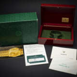 ROLEX, DAYTONA REF. 16528, A GOLD CHRONOGRAPH WRISTWATCH WITH PAVED DIAMOND DIAL WITH EMERALD HOUR MARKERS - photo 3