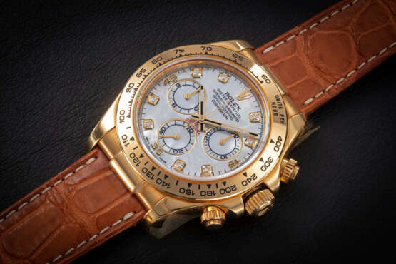 ROLEX, DAYTONA REF. 116518, A GOLD CHRONOGRAPH WRISTWATCH WITH MOTHER-OF-PEARL DIAL - Foto 1