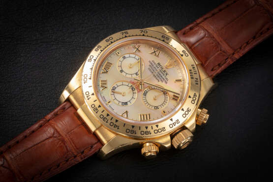 ROLEX, DAYTONA REF. 116518, A GOLD CHRONOGRAPH WRISTWATCH WITH MOTHER-OF-PEARL DIAL - фото 1