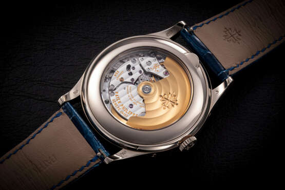 PATEK PHILIPPE, REF. 5396G-014, A FINE GOLD ANNUAL CALENDAR WITH MOON-PHASE WRISTWATCH - Foto 2