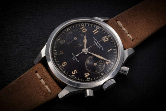 UNIVERSAL GENEVE, COMPUR 30, AN ATTRACTIVE STEEL CHRONOGRAPH WITH BLACK MILITARY-STYLE DIAL - Foto 1