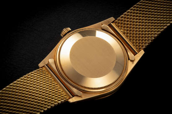 ROLEX, OYSTER PERPETUAL DATE RE. 15148, AN ATTRACTIVE GOLD AUTOMATIC WRISTWATCH WITH MESH BRACELET - Foto 2
