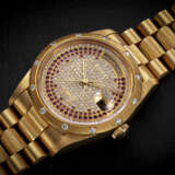 ROLEX, DAY-DATE REF. 18308, A GOLD AND DIAMOND-SET WRISTWATCH WITH PAVED DIAMOND AND RUBY DIAL - Foto 1