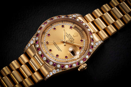 ROLEX, DAY-DATE REF. 18388, A RARE GOLD, DIAMOND AND RUBY-SET AUTOMATIC WRISTWATCH - Foto 1