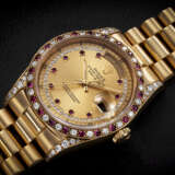 ROLEX, DAY-DATE REF. 18388, A RARE GOLD, DIAMOND AND RUBY-SET AUTOMATIC WRISTWATCH - Foto 1