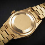 ROLEX, DAY-DATE REF. 18238, A GOLD AUTOMATIC WRISTWATCH WITH CACHOLONG DIAL - Foto 2