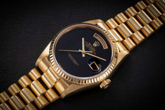 ROLEX, DAY-DATE REF. 18238, A GOLD AUTOMATIC WRISTWATCH WITH ONYX DIAL - Foto 1