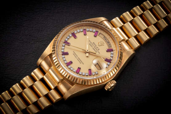 ROLEX, DAY-DATE REF. 18038, AN ATTRACTIVE GOLD AUTOMATIC WRISTWATCH WITH DIAMOND AND RUBY-SET DIAL - фото 1