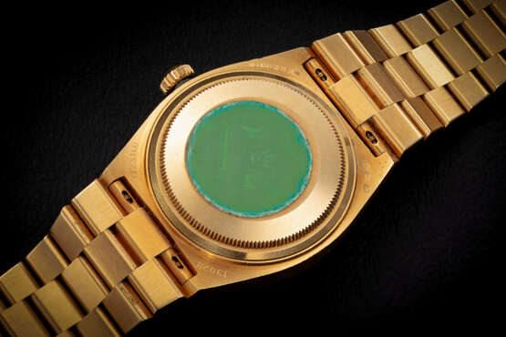 ROLEX, OYSTERQUARTZ DAY-DATE REF. 19028 ‘PYRAMID’, A GOLD WRISTWATCH WITH HOBNAIL PATTERN BEZEL AND LINKS - Foto 2