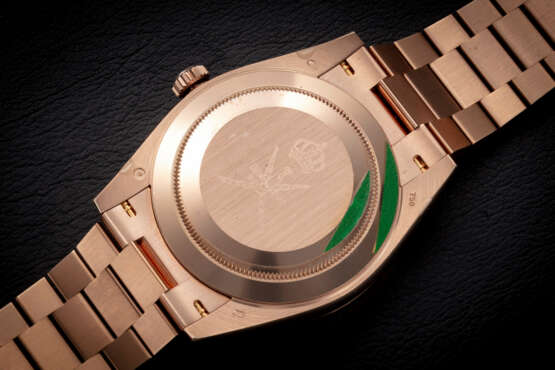 ROLEX, DAY-DATE II REF. 228235, A RARE GOLD AUTOMATIC WRISTWATCH WITH ARABIC CALENDAR MADE FOR THE SULTANATE OF OMAN - Foto 2