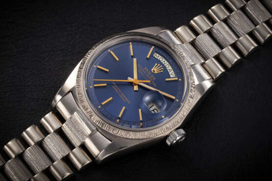 ROLEX, DAY-DATE REF. 1807, A GOLD AUTOMATIC WRISTWATCH WITH BARK-FINISH BEZEL AND MATCHING BRACELET - Foto 1