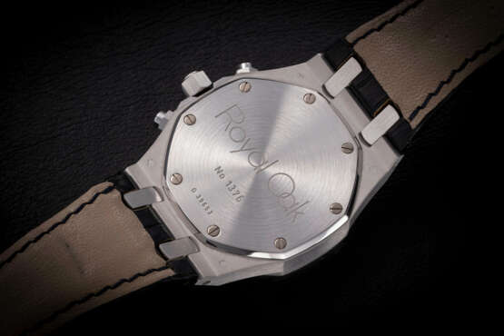 AUDEMARS PIGUET, ROYAL OAK REF. 26022BC, A GOLD AUTOMATIC CHRONOGRAPH WRISTWATCH - photo 2