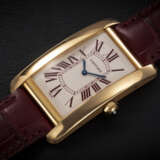 CARTIER, TANK AMÉRICAINE "ITALY" REF. 1735B, A RARE GOLD LIMITED EDITION WITH BURGUNDY NUMERALS MADE FOR THE ITALIAN MARKET - Foto 1
