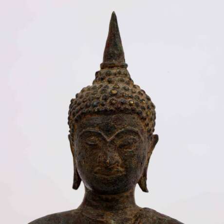 Buddha Akshobya aus Bronze, SINOTIBETISCH 18. Jh. oder älter. - Foto 8