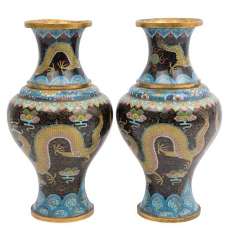 Paar Cloisonné-Vasen. CHINA, - photo 1