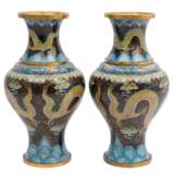 Paar Cloisonné-Vasen. CHINA, - фото 2