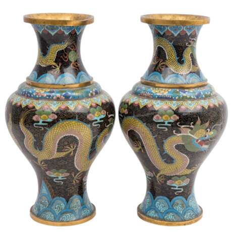 Paar Cloisonné-Vasen. CHINA, - Foto 3