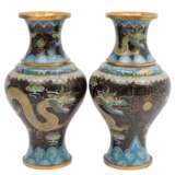 Paar Cloisonné-Vasen. CHINA, - Foto 4