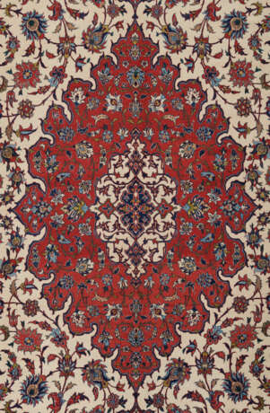 AN ISFAHAN CARPET - photo 2