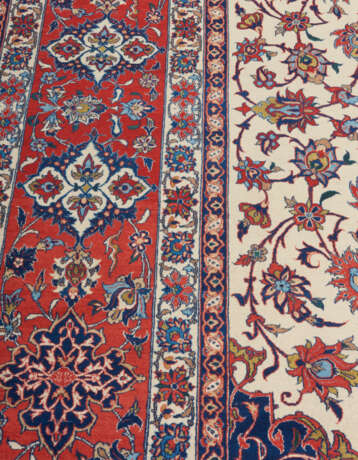 AN ISFAHAN CARPET - Foto 4