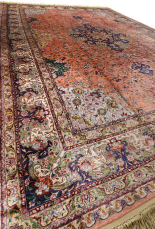 A SILK TABRIZ CARPET - photo 6