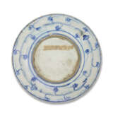 A SAFAVID BLUE AND WHITE POTTERY DISH - фото 2
