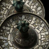 A NEAR PAIR OF KHORASAN SILVER-INLAID BRONZE DISHES - фото 2