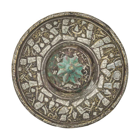 A NEAR PAIR OF KHORASAN SILVER-INLAID BRONZE DISHES - фото 4