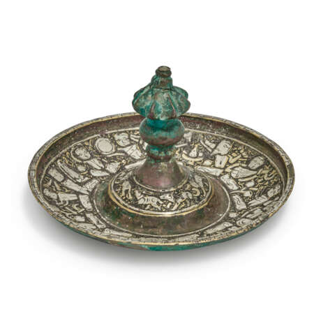 A NEAR PAIR OF KHORASAN SILVER-INLAID BRONZE DISHES - фото 5