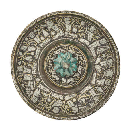 A NEAR PAIR OF KHORASAN SILVER-INLAID BRONZE DISHES - фото 6