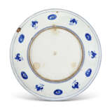 A SHALLOW IZNIK BLUE AND WHITE AND SLIP-PAINTED DISH - photo 2