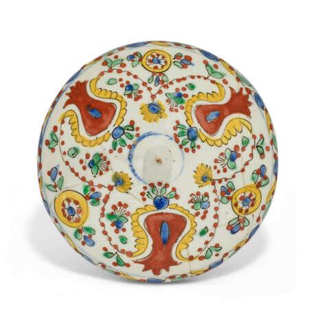 A K&#220;TAHYA POTTERY BOWL AND COVER - фото 3