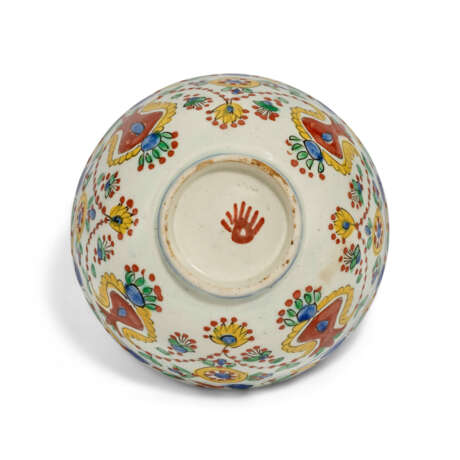 A K&#220;TAHYA POTTERY BOWL AND COVER - photo 4