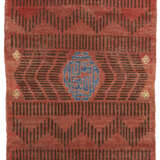 AN `RKO` MEDALLION KHOTAN RUG - Foto 1