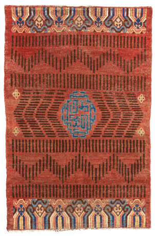 AN `RKO` MEDALLION KHOTAN RUG - photo 1